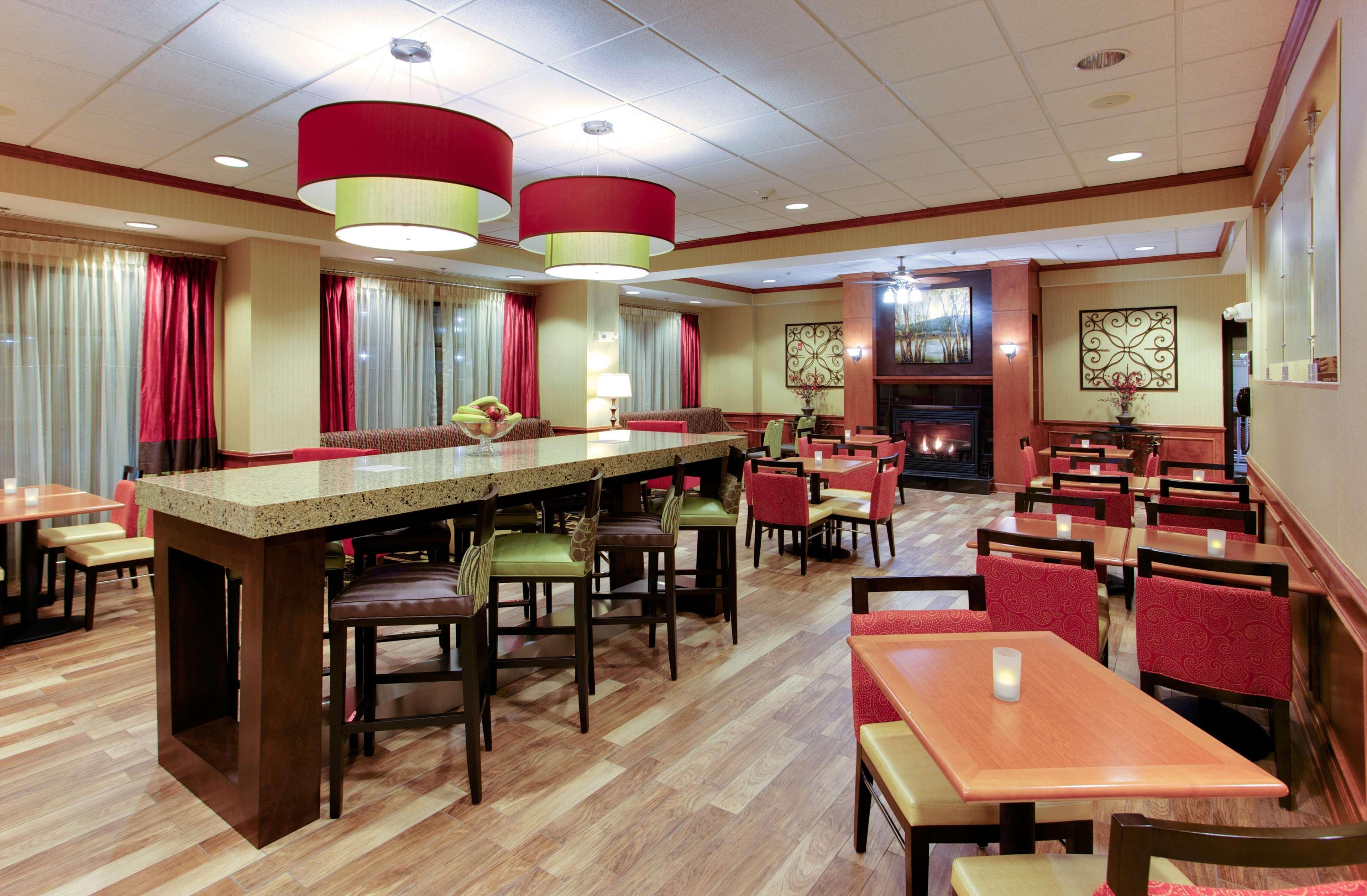 Hampton Inn Emporia Exterior photo