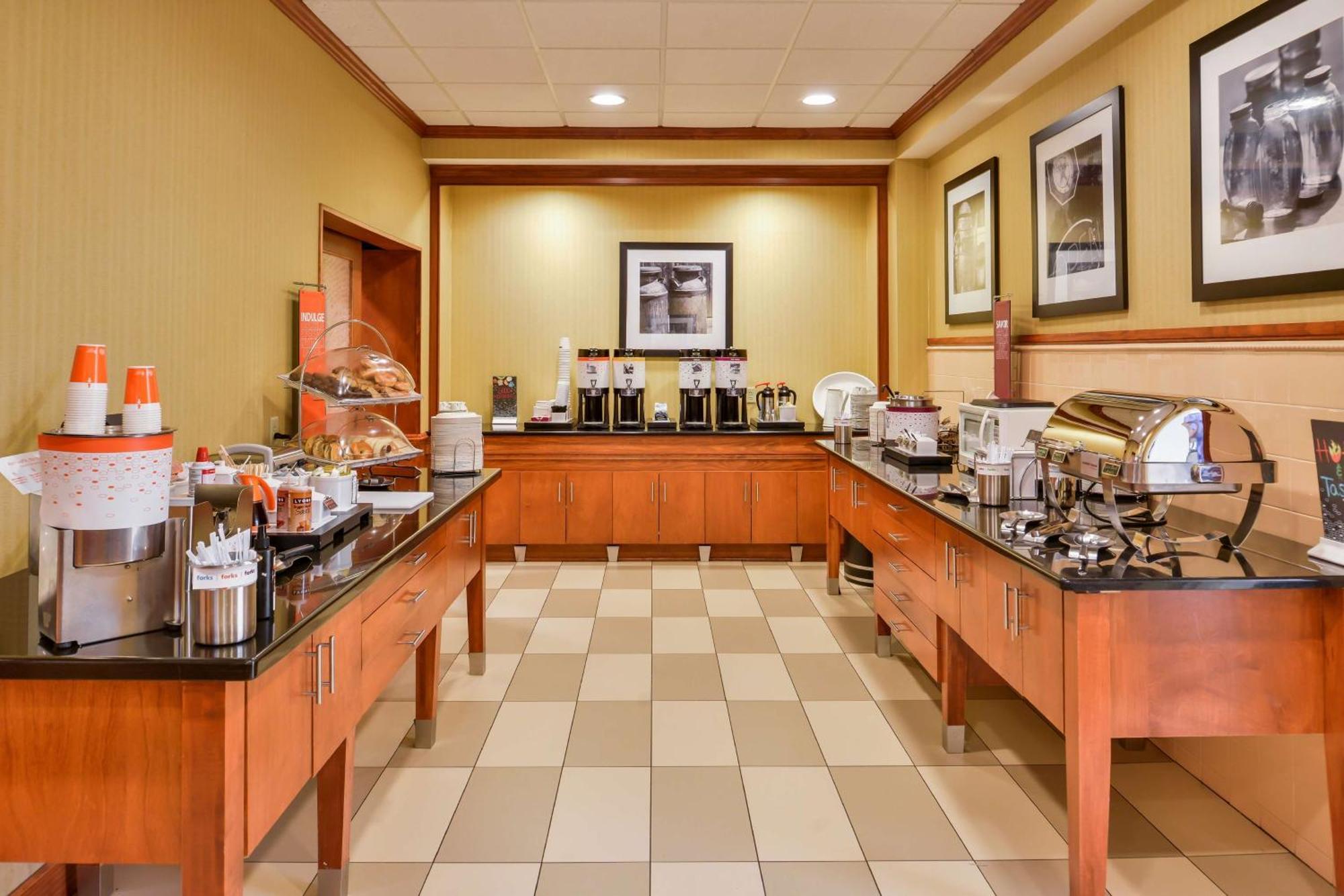Hampton Inn Emporia Exterior photo